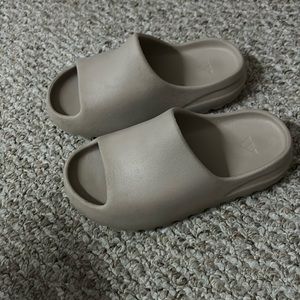 kids size 2 yeezy slides